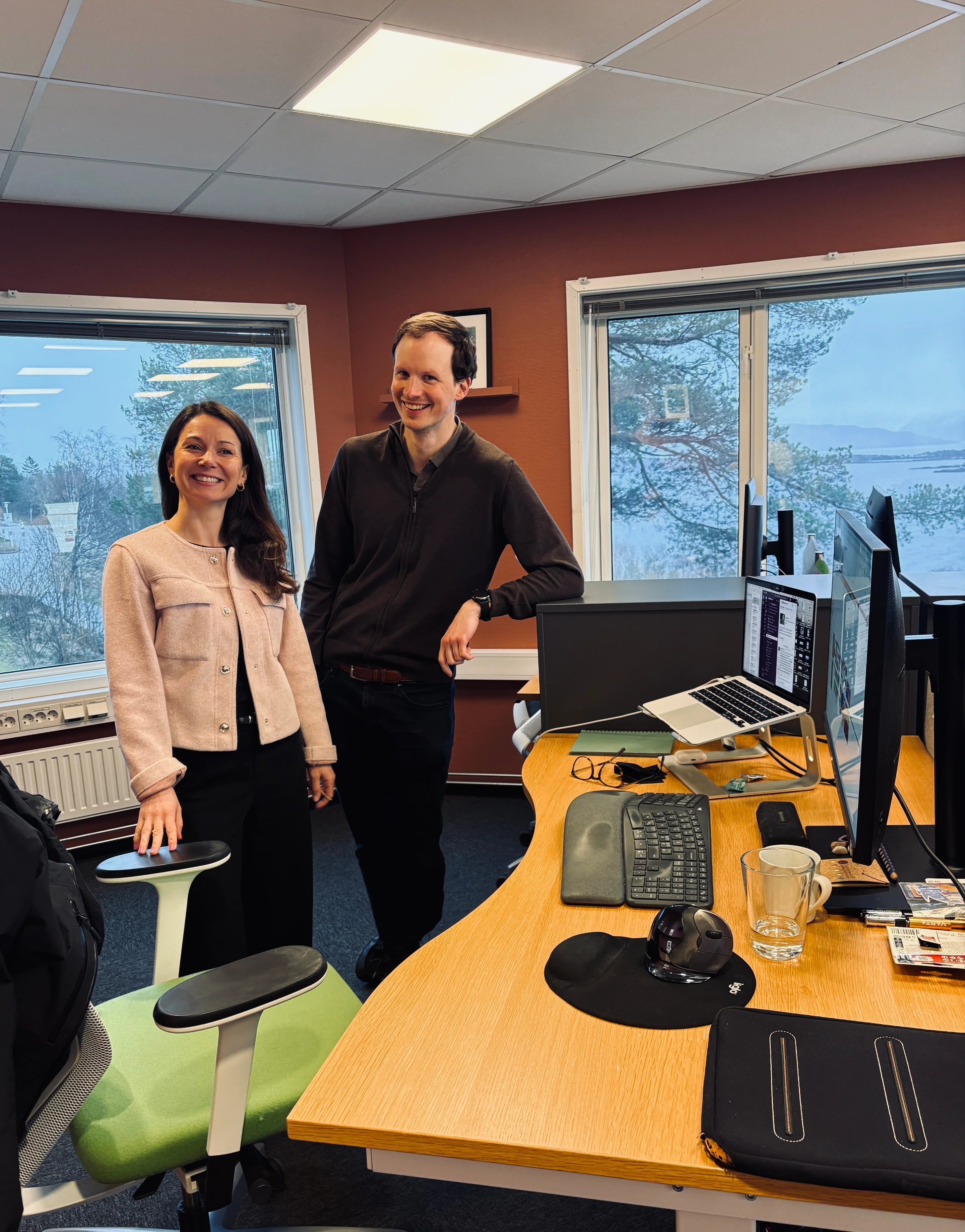 Three colleagues talking by the desks in the Oslo office